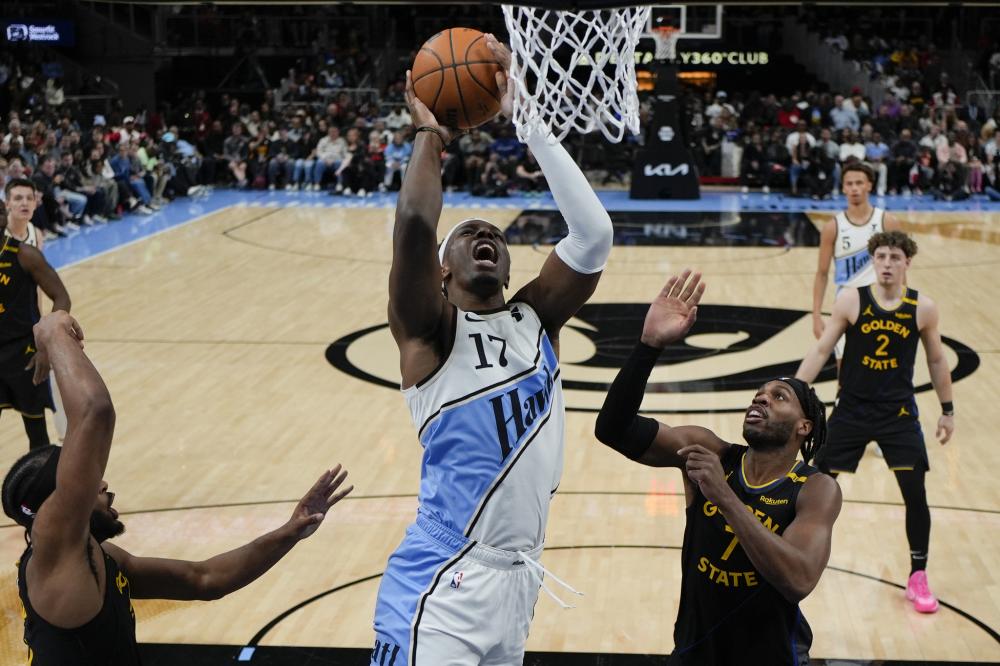 湖人詹姆斯关键发挥险胜76人，刷新个人40岁后得分纪录，豪取17胜稳居西部第二。